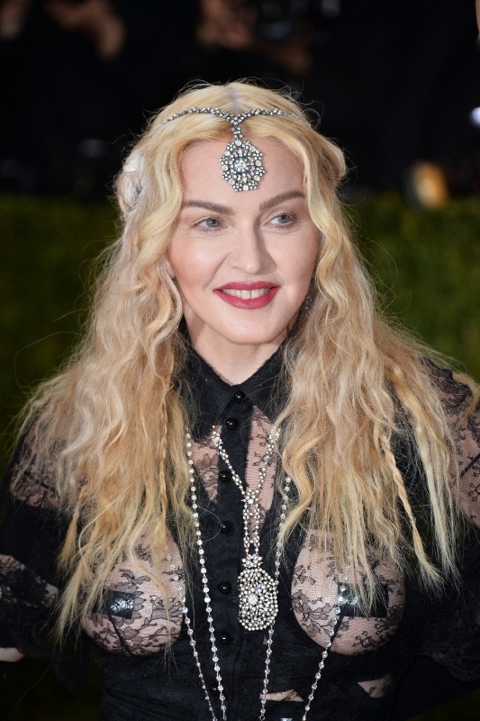 Madonna si zalepila bradavky černou páskou.