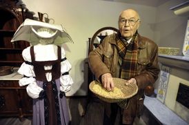 Režisér Vorlíček a kostým z pohádky.