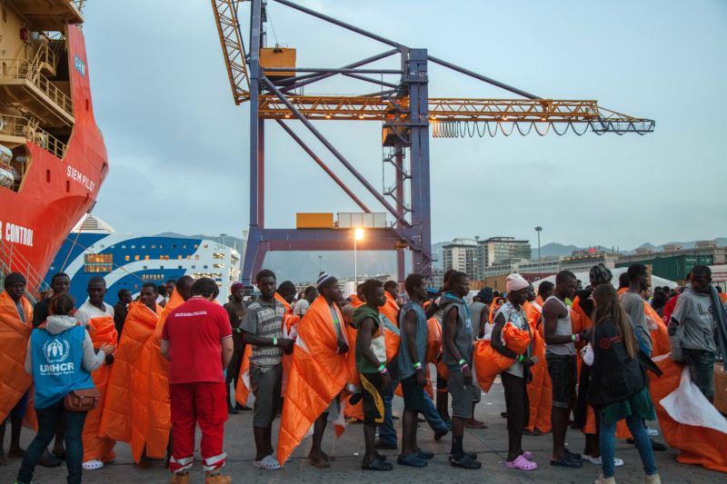 Zachránění migranti z Afriky v italském přístavu.