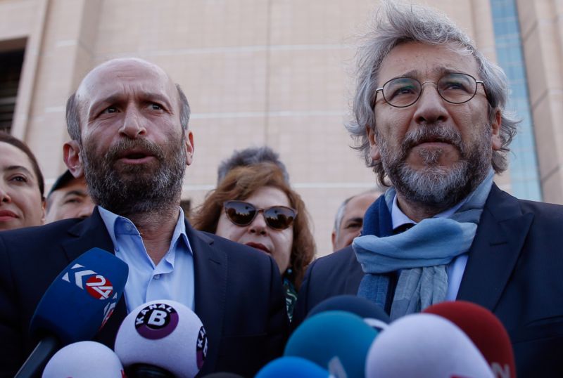 Souzení novináři Can Dündar (vpravo) s Erdemem Gülem. Souzení novináři Can Dündar (vpravo) s Erdemem Gülem.