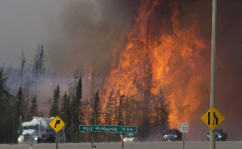 Město Fort McMurray v plamenech. Město Fort McMurray v plamenech.