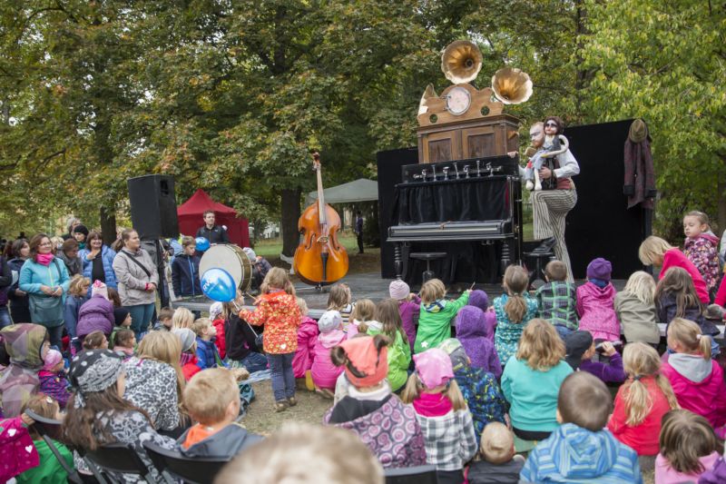 Rodinná zóna festivalu je určena především dětem. Loutkové divadlo.