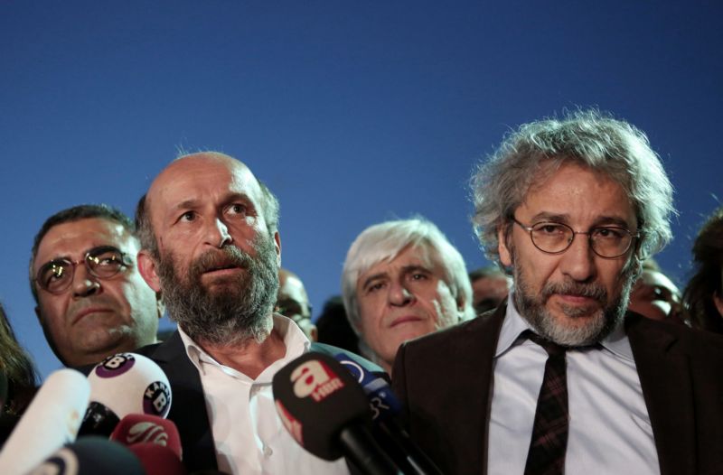 Turečtí novináři Can Dündar (vpravo) a Erdem Gül. Turečtí novináři Can Dündar (vpravo) a Erdem Gül.