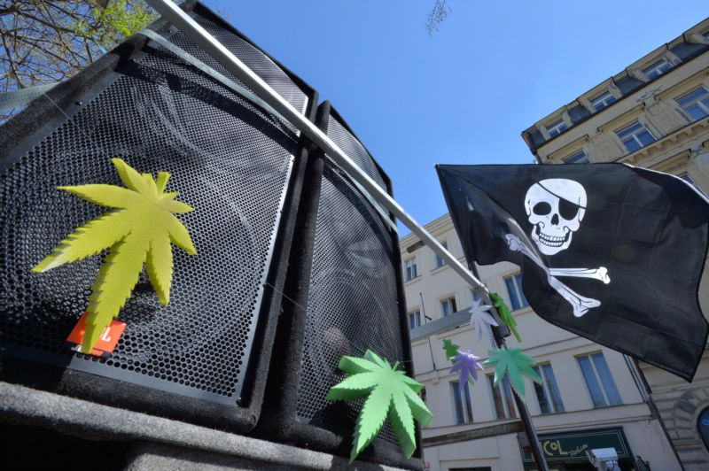 Demonstrace za legalizaci konopí. Na akci se podílí Pirátská strana.