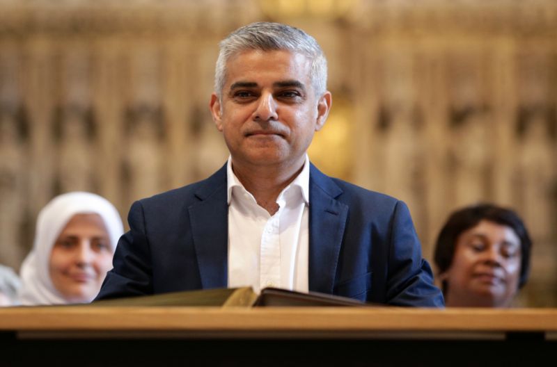 Sadiq Khan složil přísahu. Sadiq Khan složil přísahu.