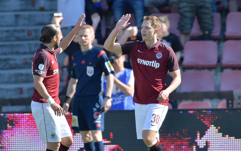 Fotbalisté pražské Sparty slaví branku vstřelenou Liberci.