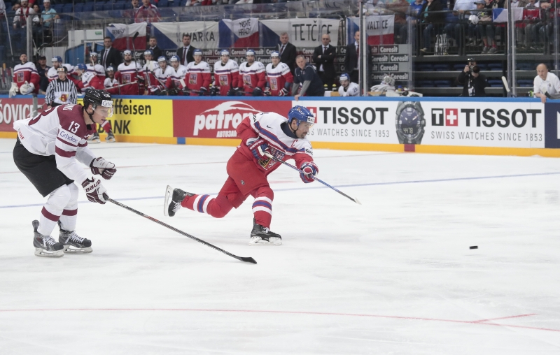 Kapitán české hokejové reprezentace Tomáš Plekanec střílí úvodní branku utkání.