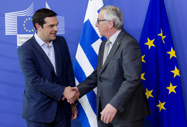 Řecký premiér Alexis Tsipras a předseda Evropské komise Jean-Claude Juncker. Řecký premiér Alexis Tsipras a předseda Evropské komise Jean-Claude Juncker.