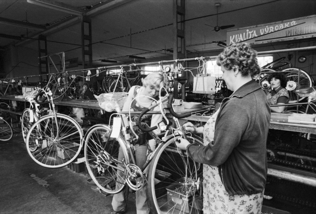 Výroba kol v rokycanském Favoritu. Rok 1981.