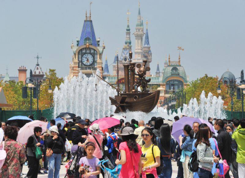 Tisíce lidí s VIP pozvánkami stály o víkendu fronty do zábavního parku Disneyland.