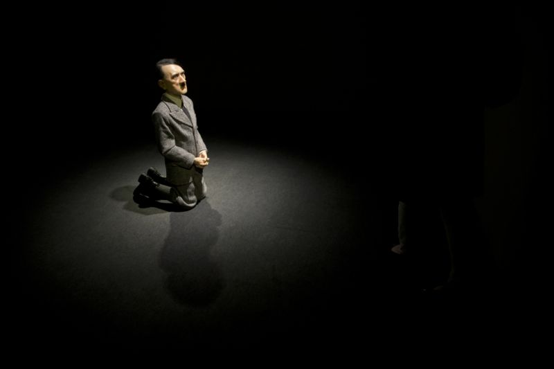 Socha modlícího se Hitlera nazvaná "Lui" (On). Socha modlícího se Hitlera nazvaná "Lui" (On).