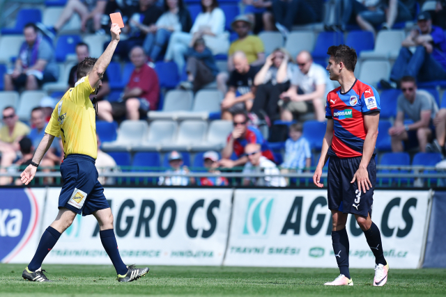 Plzeňský Aleš Matějů dostal v zápase s Boleslaví červenou kartu.