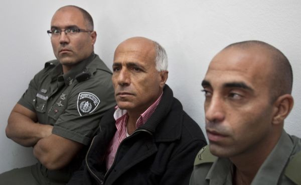 Obžalovaný Mordechaj Vanunu (uprostřed). 