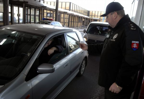 Slovenští celníci postřelili při pronásledování auta s uprchlíky migrantku.