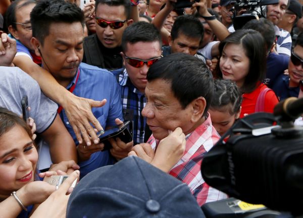 Jednasedmdesátiletý kandidát Rodrigo Duterte (uprostřed).