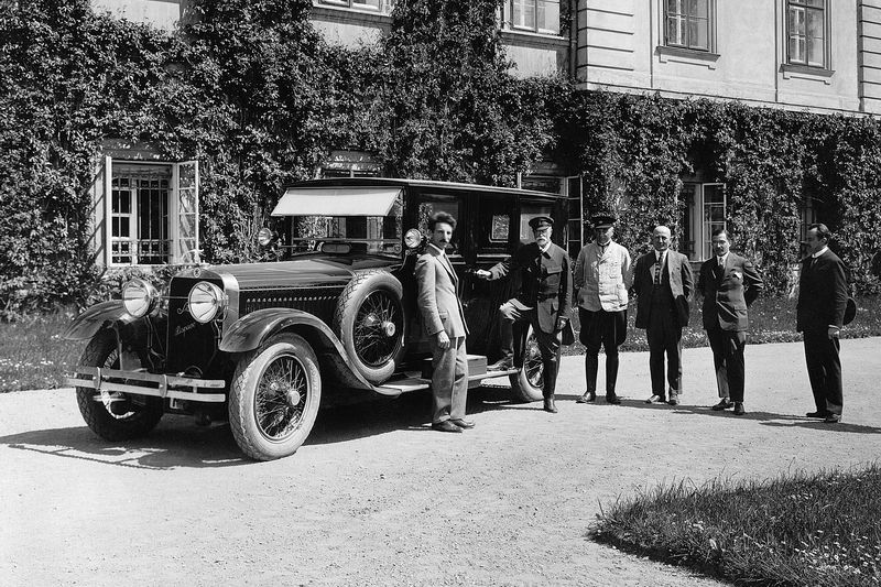První automobil pouze s logem Škoda - luxusní limuzína Škoda - Hispano Suiza byla předána prezidentu Masarykovi.