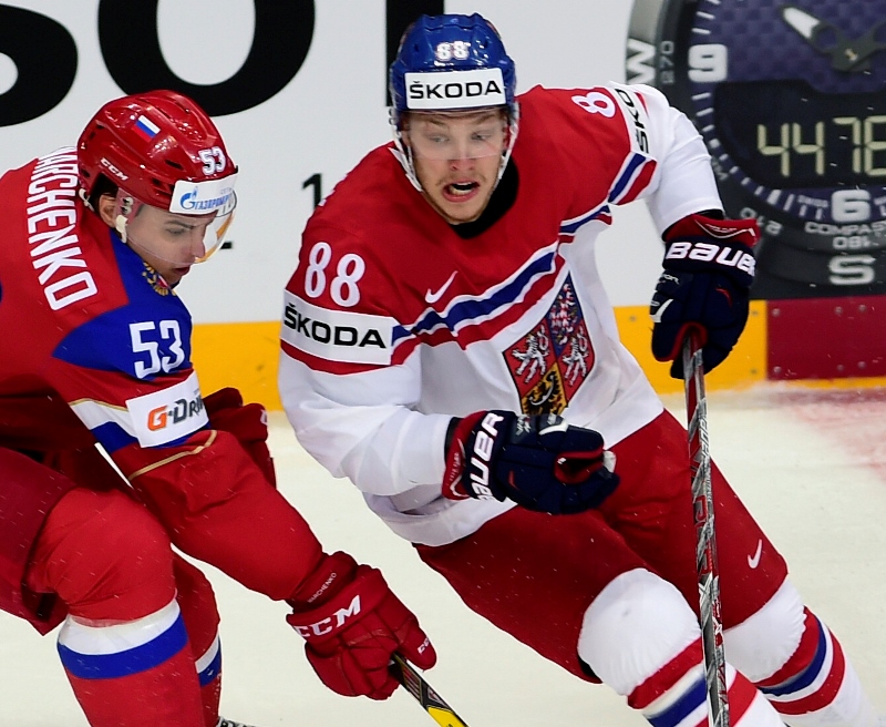 Hokejový útočník David Pastrňák je po vynechaném nedělním tréninku kvůli nespecifikovanému lehce obnovenému zranění připravený na dnešní duel MS se Švédskem.