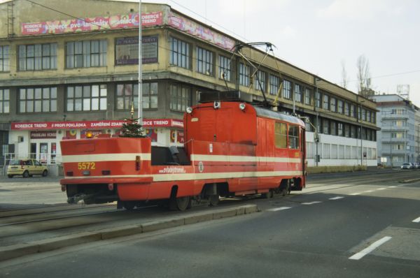 Pražská mazací tramvaj najezdí přes 200 kilometrů denně. 