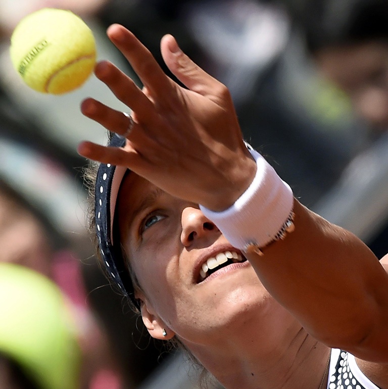 Tenistka Barbora Strýcová postoupila na antukovém turnaji v Římě poprvé v kariéře do druhého kola.
