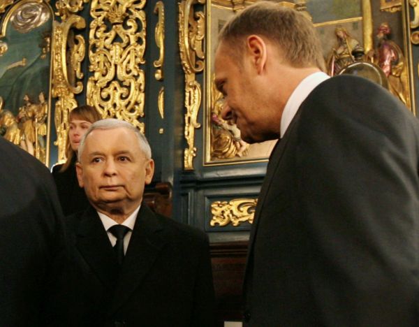 Jaroslaw Kaczyński (vlevo) s Donaldem Tuskem.