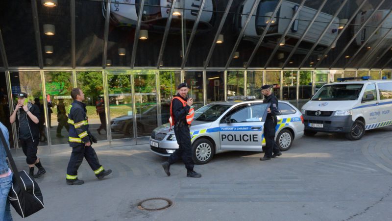 Na snímku jsou policisté před hlavním nádražím v Praze.