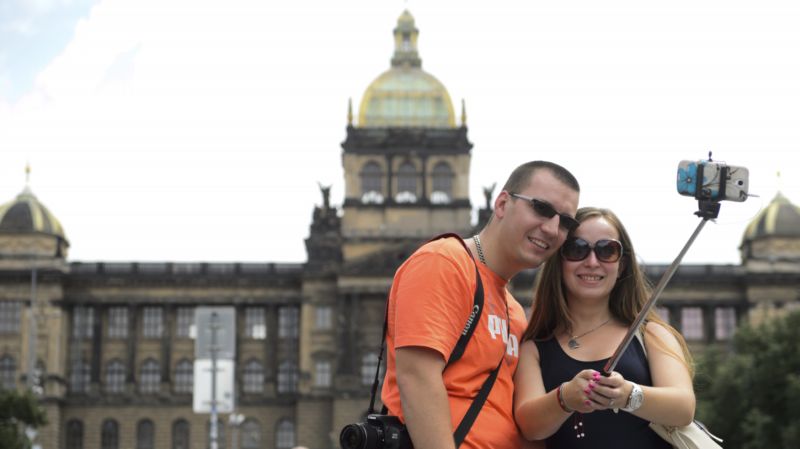 Společný snímek turistů před Národním muzeem na Václavském náměstí v centru Prahy.