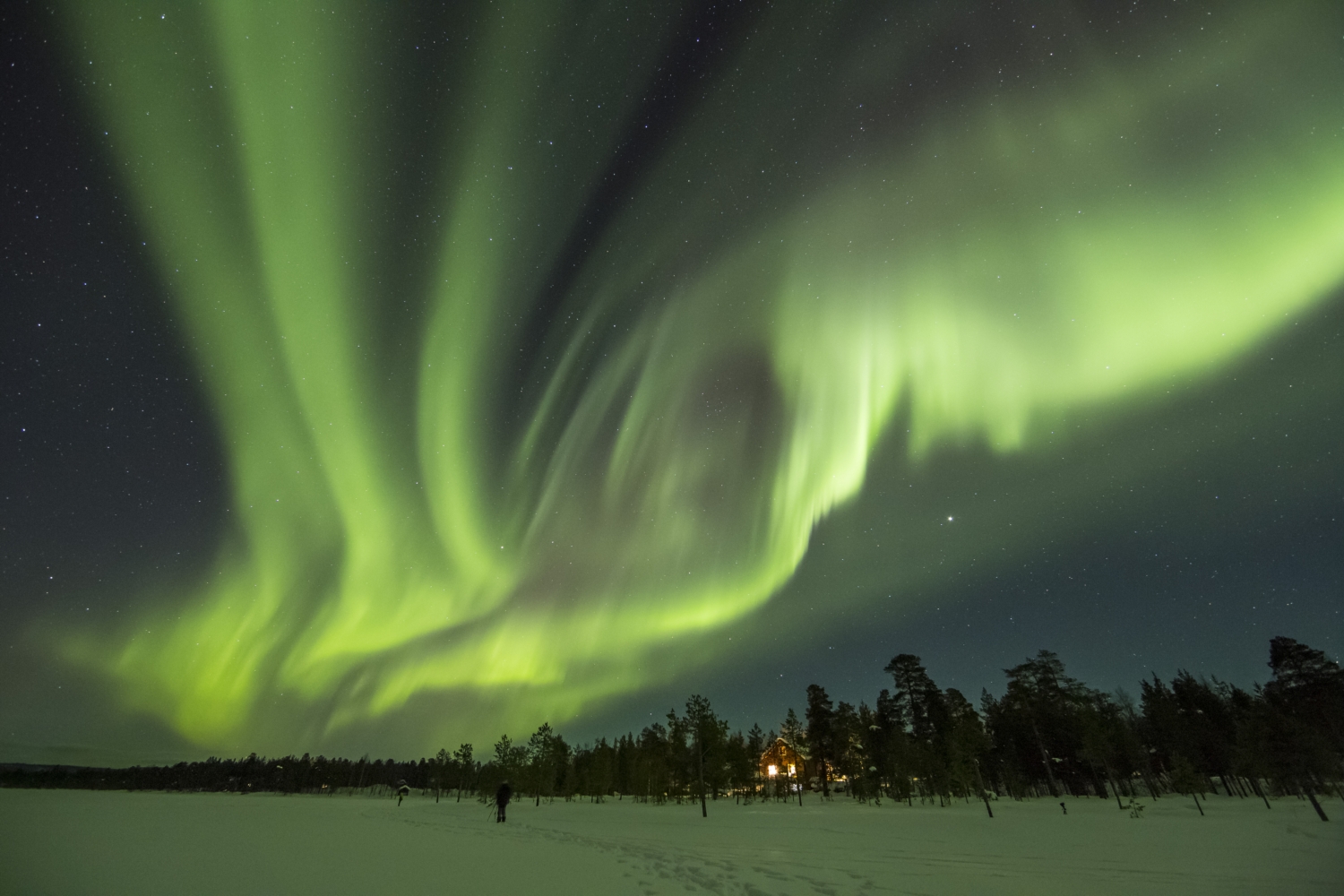 Nejhezčí astrofoto za měsíc duben: Marcová polárna žiara nad Ivalom.