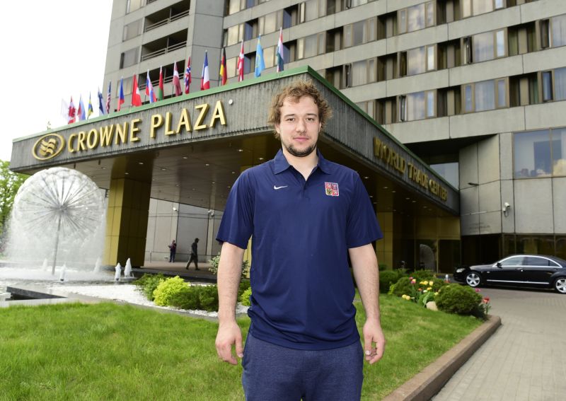 Hokejista Jan Kovář pózuje fotografovi před hotelem