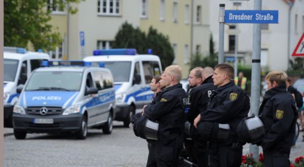 Kriminalisté v Německu prověřují možnost členství migrantů v teroristické organizaci.