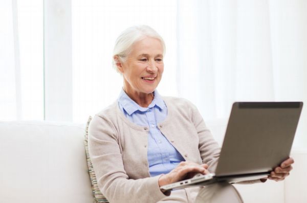 Středočeský kraj se snaží o větší osvětu při užívání internetu, zejména u seniorů (ilustrační foto). 