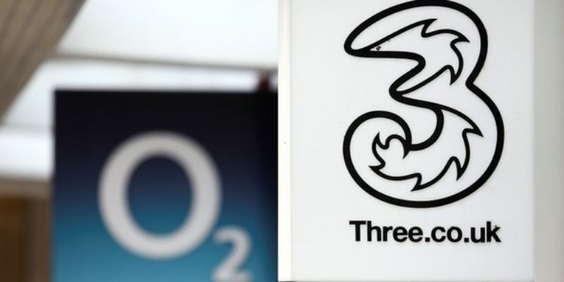 Loga společností O2 a Three.