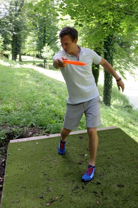 Hra na jamku, v discgolfu koš, začíná na místě zvaném výhoziště.