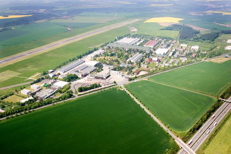 Letecký pohled na Letiště Vodochody.