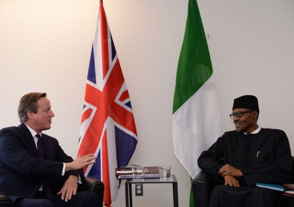 Nigerijský prezident Buhari (vpravo) spolu s britským premiérem Cameronem.