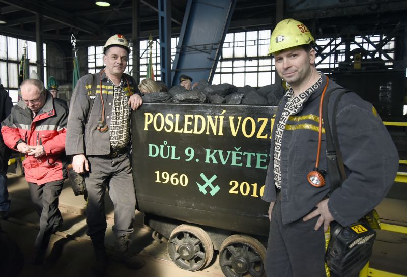 Z těžní klece na dole 9. květen ve Stonavě na Karvinsku vyjel na povrch symbolický poslední vozík černého uhlí.