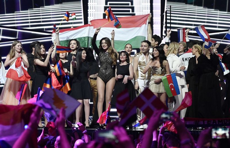 Uprostřed snímku arménská zpěvačka Iveta Mukučjanová s vlajkou Náhorního Karabachu.