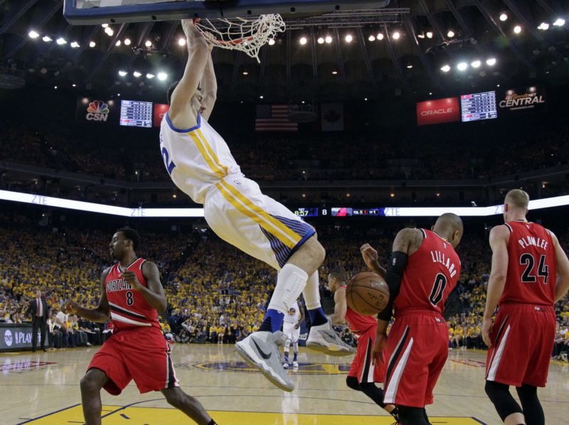 Obhájci titulu v basketbalové NBA Golden State Warriors porazili ve 2. kole play off Portland 125:121 a po výhře 4:1 na zápasy postoupili do finále Západní konference. 
