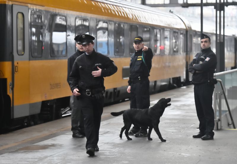 Policie obvinila podezřelého muže z šíření poplašné zprávy, hrozí mu až osm let.