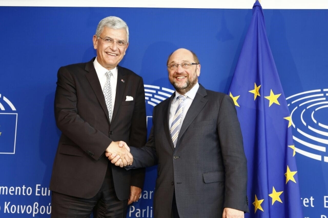 Turecký ministr pro evropské záležitosti Volkan Bozkir (vlevo) s předsedou EP Martinem Schulzem.