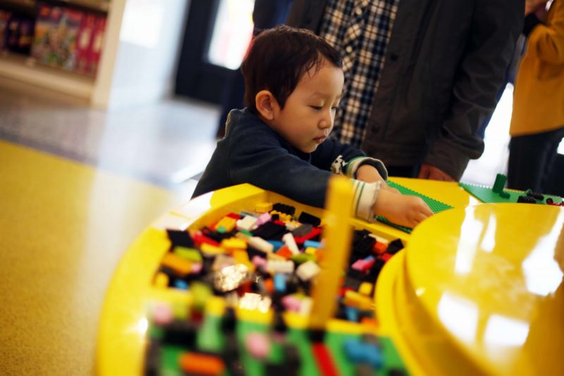 Šanghajský dvoupatrový obchod s Lego kostičkami má rozlohu 1000 metrů čtverečných.