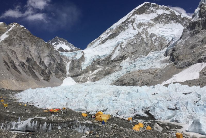 Loni na Mount Everest nesměl nikdo. Letos dostalo povolení 289 lezců.