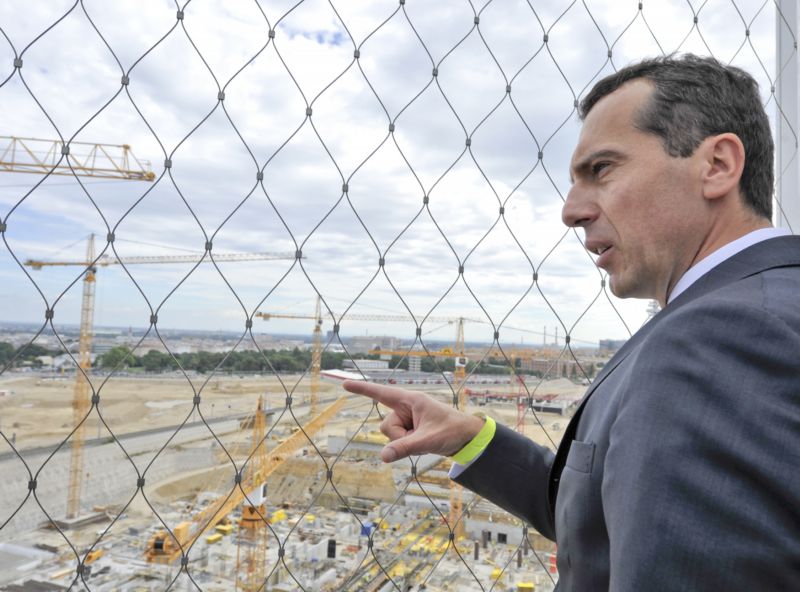 Novým rakouským kancléřem se stane dosavadní šéf rakouských drah Christian Kern. 