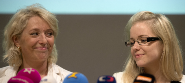 Třicetileté Janě (vpravo) lékaři transplantovali dělohu. Dárkyní je její třiapadesátiletá matka.
