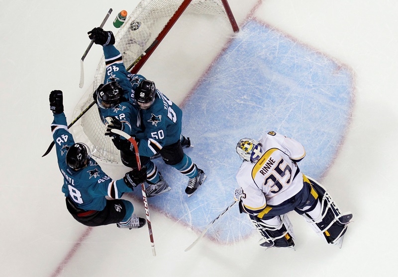 Hokejisté San Jose v sestavě s Romanem Polákem a Tomášem Hertlem porazili v sedmém utkání 2. kola play off NHL Nashville 5:0 a počtvrté v historii klubu postoupili do finále Západní konference. 