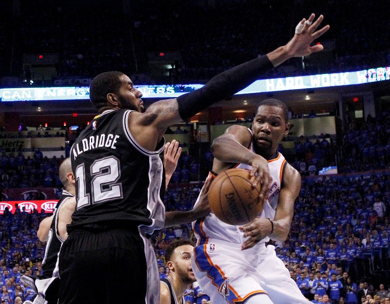 Basketbalisté Oklahomy překvapivě vyřadili z play off NBA San Antonio. Basketbalisté Oklahomy překvapivě vyřadili z play off NBA San Antonio.