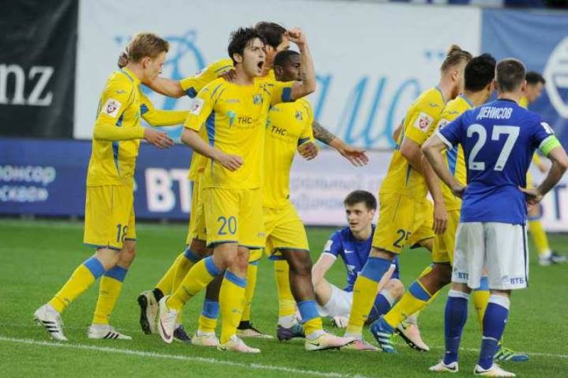 Antidopingoví komisaři FIFA po čtvrteční ligové výhře 3:1 nad Dynamem Moskva provedli neohlášené kontroly u kompletní zahajovací jedenáctky Rostova na Donu. Antidopingoví komisaři FIFA po čtvrteční ligové výhře 3:1 nad Dynamem Moskva provedli neohlášené kontroly u kompletní zahajovací jedenáctky Rostova na Donu.