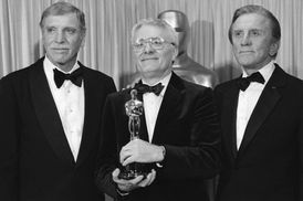 Herec Burt Lancaster (vlevo) a herec Kirk Douglas (vpravo) na snímku s Peterem Shafferem, držitelem Oscara za nejlepší adaptovaný scénář k filmu Amadeus během cen Academy Awards v Los Angeles v roce 1985.
