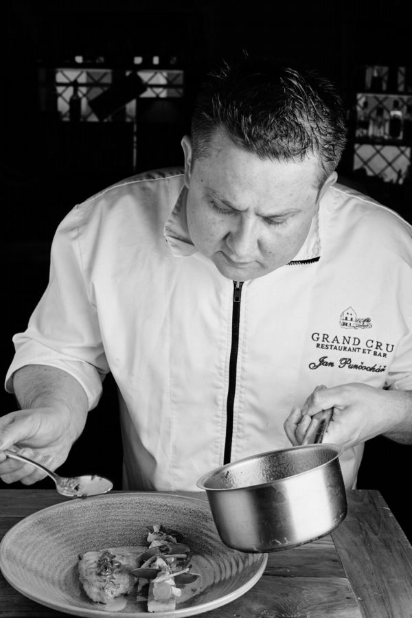 Šéfkuchař pražské restaurace Grand Cru Jan Punčochář. Šéfkuchař pražské restaurace Grand Cru Jan Punčochář.