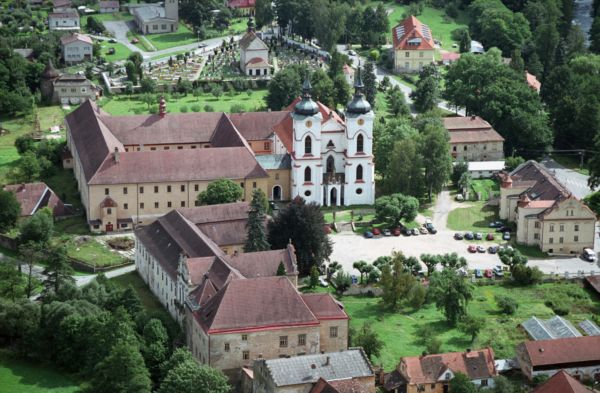 Letecký pohled na premonstrátský klášter s bazilikou Narození Panny Marie v Želivi.
