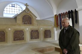 Lichtenštejnský kníže Hans Adam II. v hrobce rodu Lichtenštejnů ve Vranově u Brna, v níž je pohřbeno zhruba 50 členů knížecího rodu a která prošla tříletou rekonstrukcí.